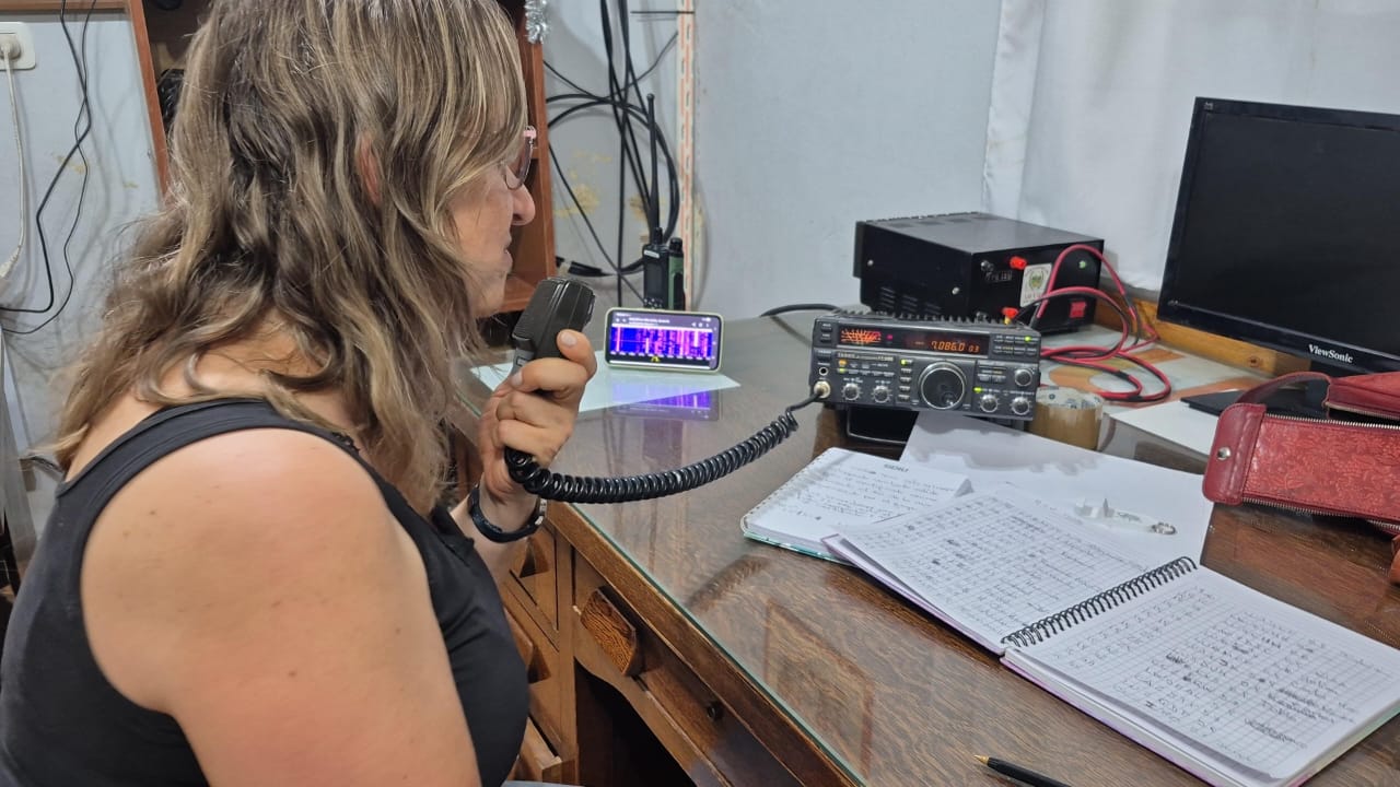 Claudia Amuchastegui LU4QCE operando en la activación de Yankee Lima