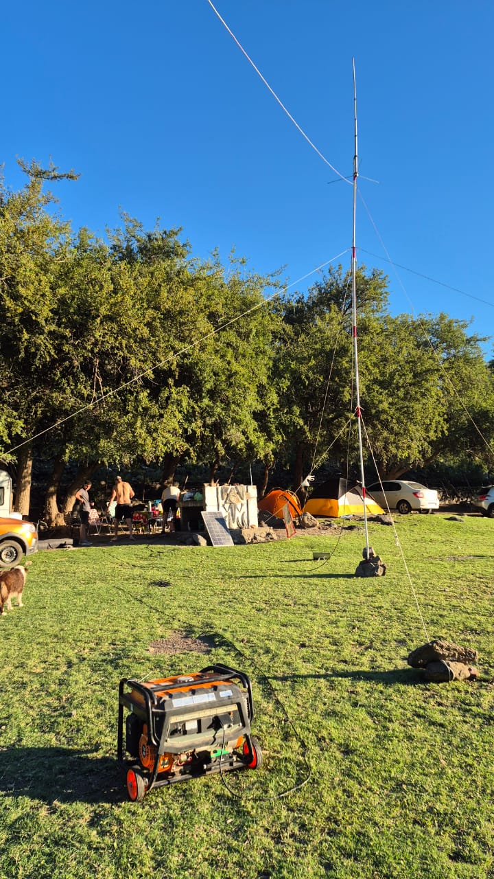 Vista general del campamento con antena y generador